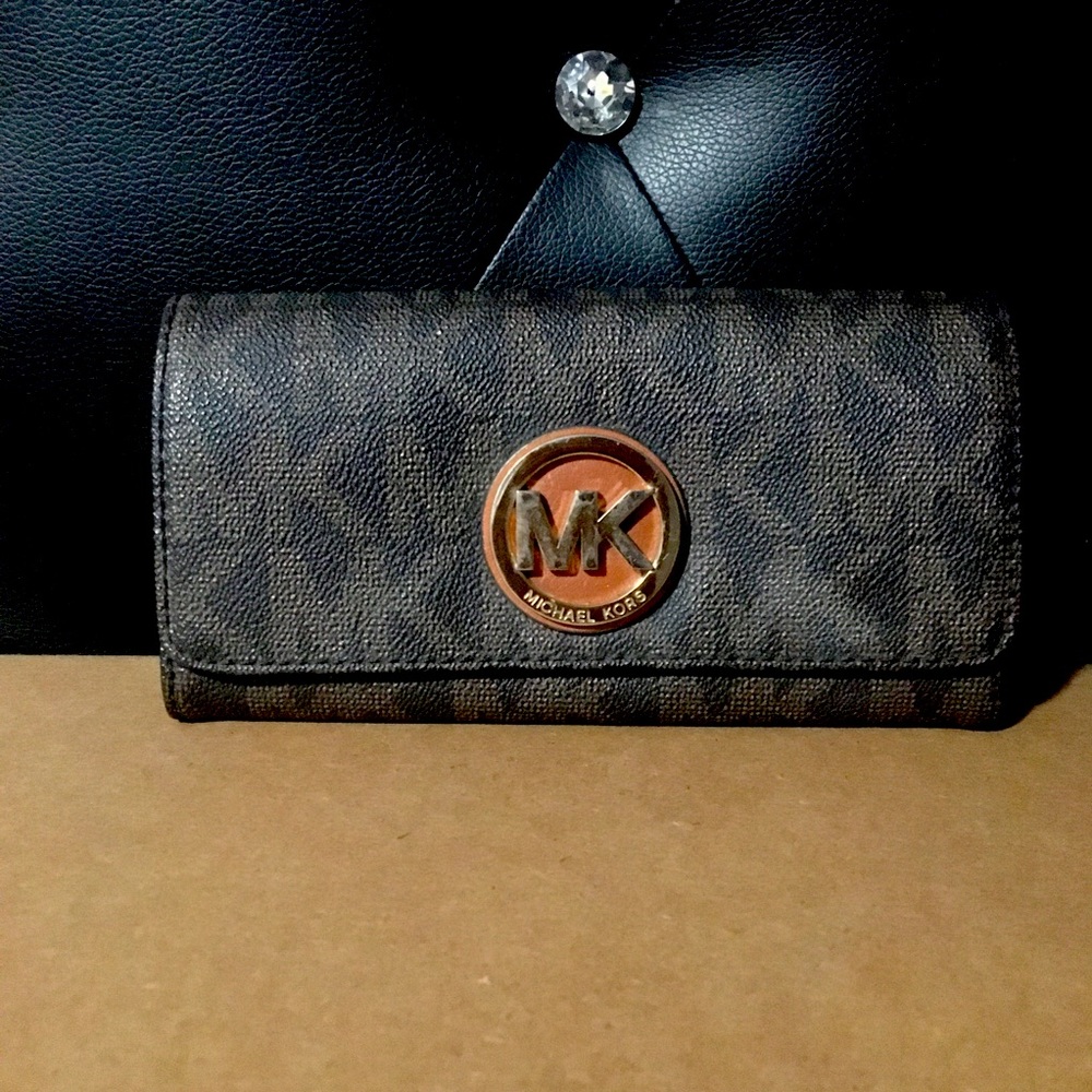 Michael Kors Fulton Carryall Wallet